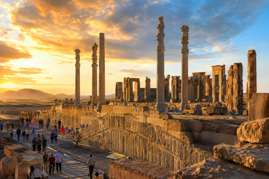 نمایی از تخت جمشید در هنگام غروب