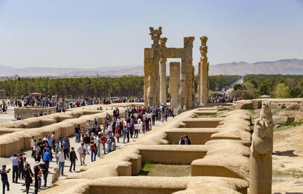 بازدید گردشگران ار تخت جمشید در فصل بهار
