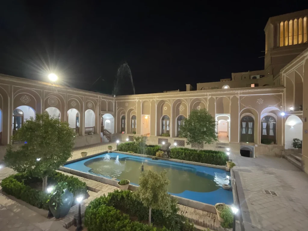 مجموعه گردشگری لاله - در یزد کجاست